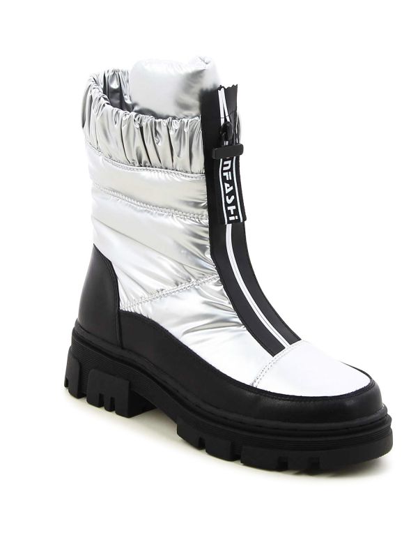 מגפוני טרקטור במראה ניילון