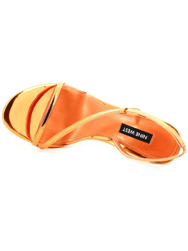 סנדלי עקב מטאליים