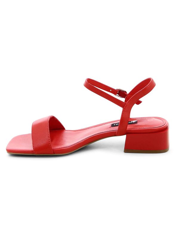 סנדלי רצועות קלאסיים עם עקב נמוך