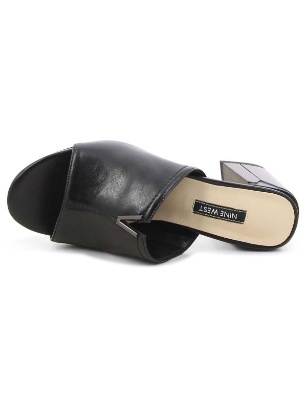 כפכפי נשים עם רצועה עבה ועקב צ’אנקי