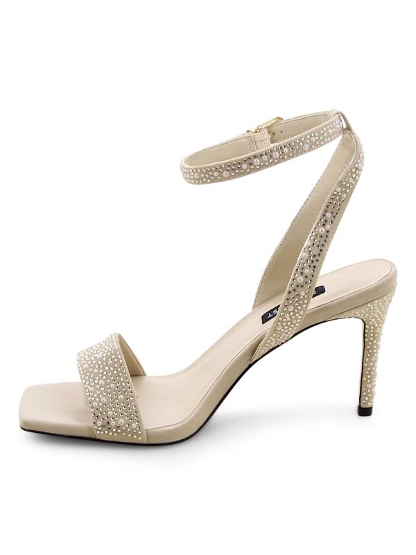 נעלי ערב אלגנטיות עם אבנים ועקב גבוה