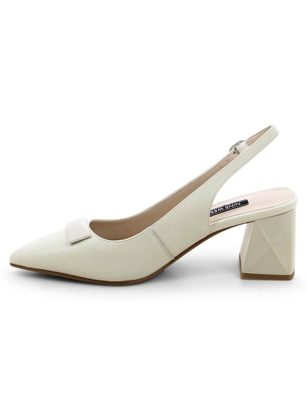 נעלי סירה לנשים עם תכשיט ועקב בינוני