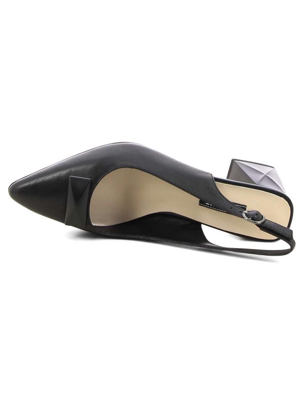 נעלי סירה לנשים עם תכשיט ועקב בינוני