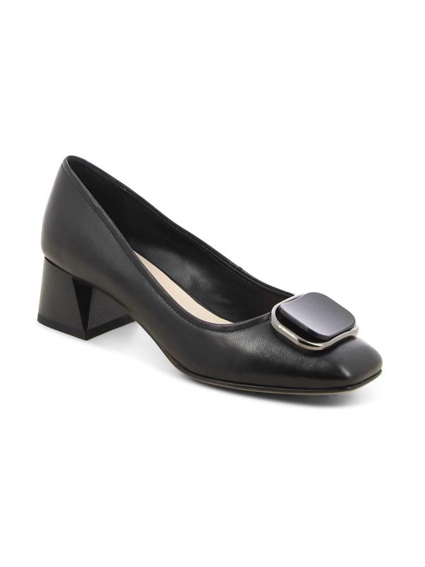 נעלי סירה לנשים עם אבזם מתוכשט ועקב בינוני