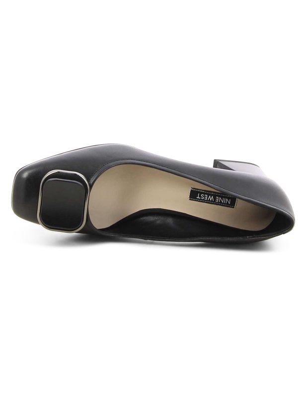 נעלי סירה לנשים עם אבזם מתוכשט ועקב בינוני