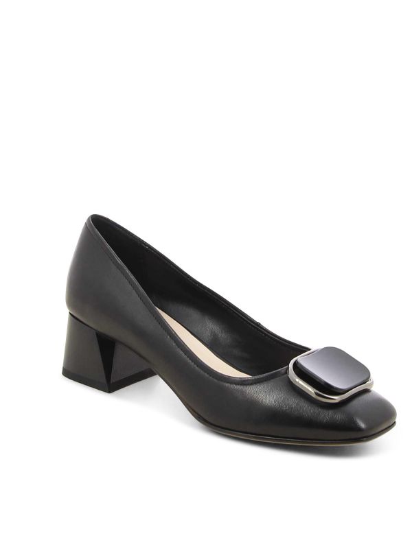 נעלי סירה לנשים עם אבזם מתוכשט ועקב בינוני