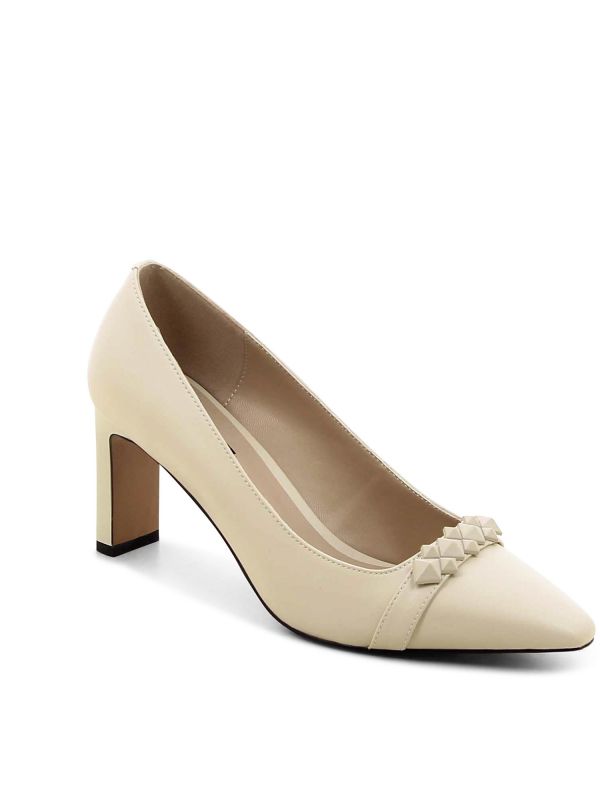 נעלי סירה לנשים עם רצועת ניטים