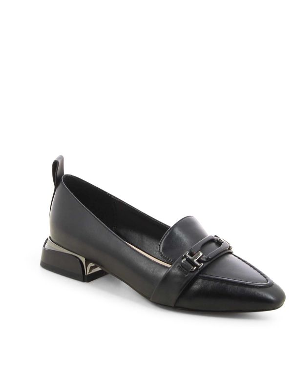 נעלי מוקסין לנשים עם שפיץ ואבזם