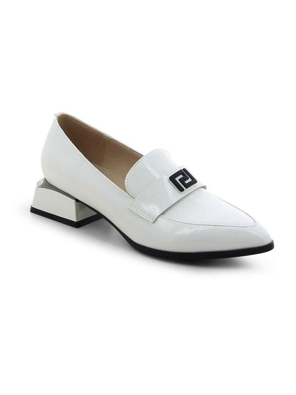 נעלי מוקסין בגימור לכה לנשים