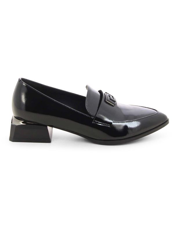 נעלי מוקסין בגימור לכה לנשים