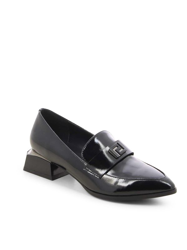 נעלי מוקסין בגימור לכה לנשים