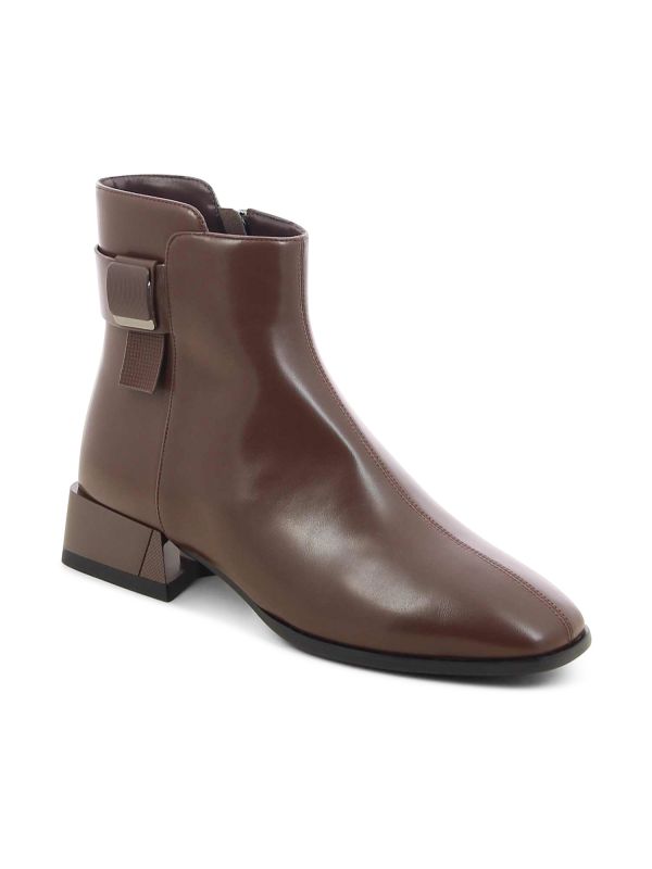 מגפונים עם עקב נמוך ואבזם מתוכשט