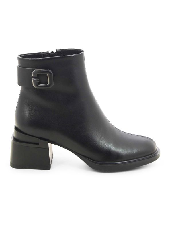 מגפוני נשים עם עקב עבה ורצועה מתוכשטת