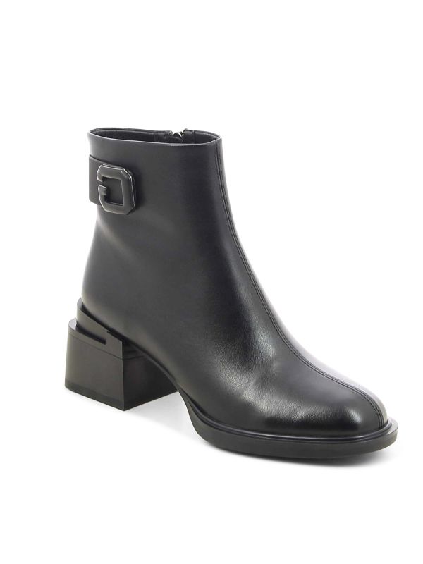 מגפוני נשים עם עקב עבה ורצועה מתוכשטת