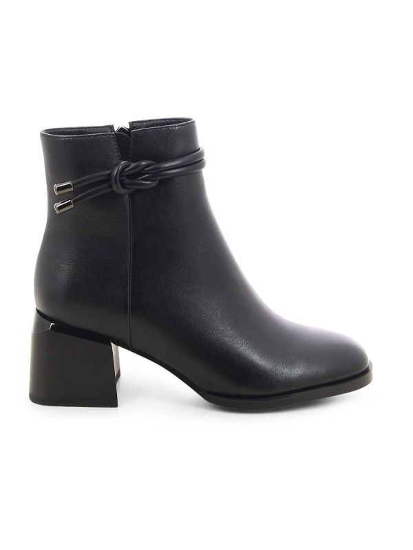 מגפוני נשים עם עקב עבה ורצועה נקשרת