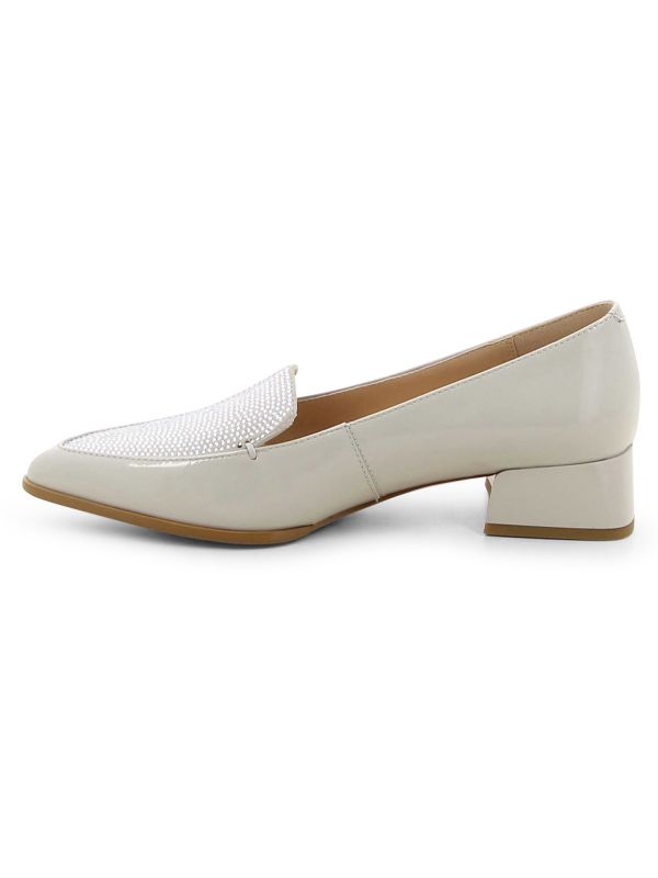 נעלי מוקסין בגימור מבריק עם אבנים לנשים