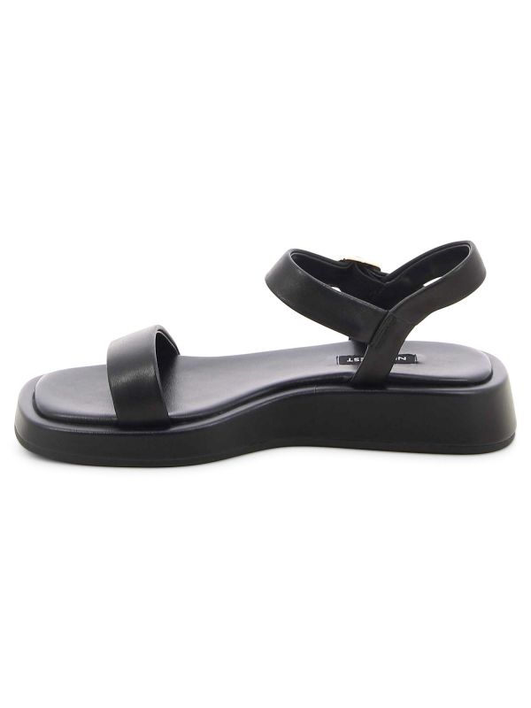 סנדלי נשים עם רצועות