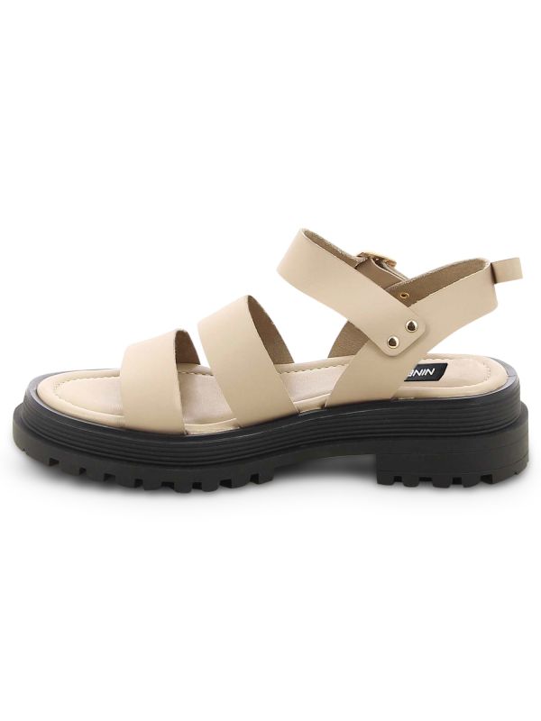 סנדלי נשים שטוחים עם שלוש רצועות וסוליית טרקטור