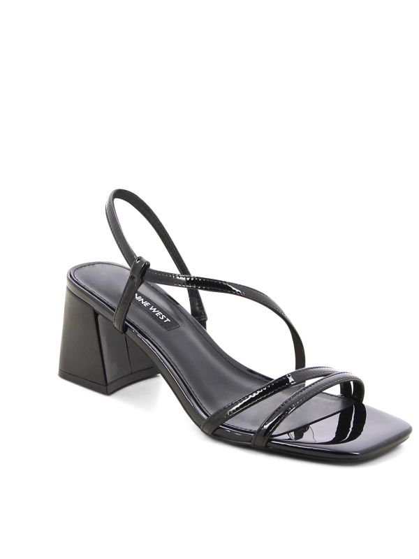 סנדלי נשים אלגנטיים עם רצועות דקות ועקב עבה