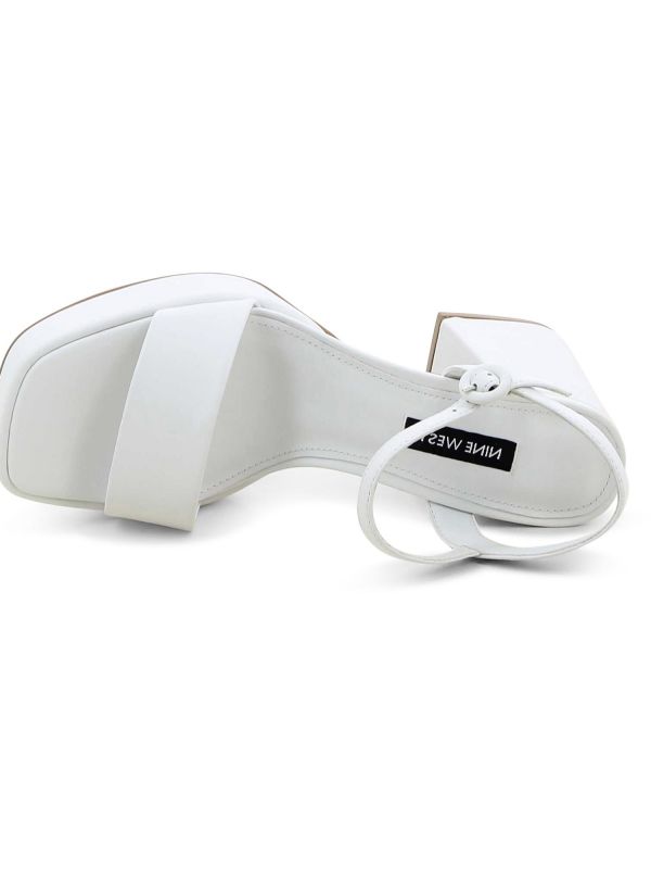 סנדלי נשים עם רצועה ועקב צ’אנקי