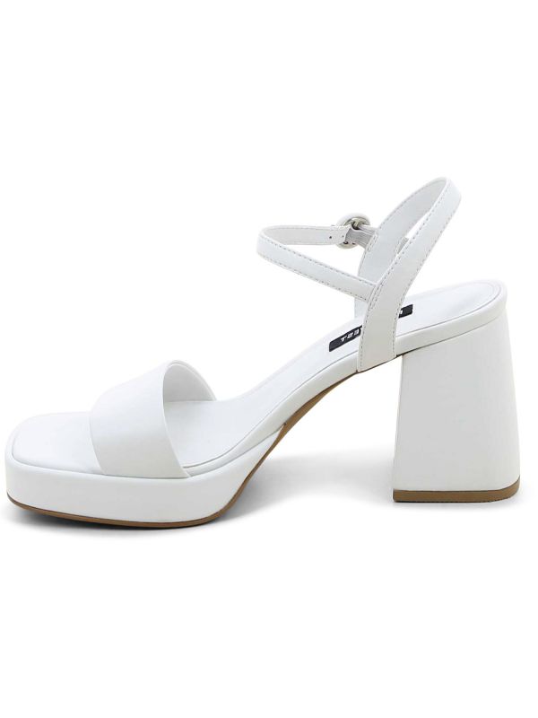 סנדלי נשים עם רצועה ועקב צ’אנקי