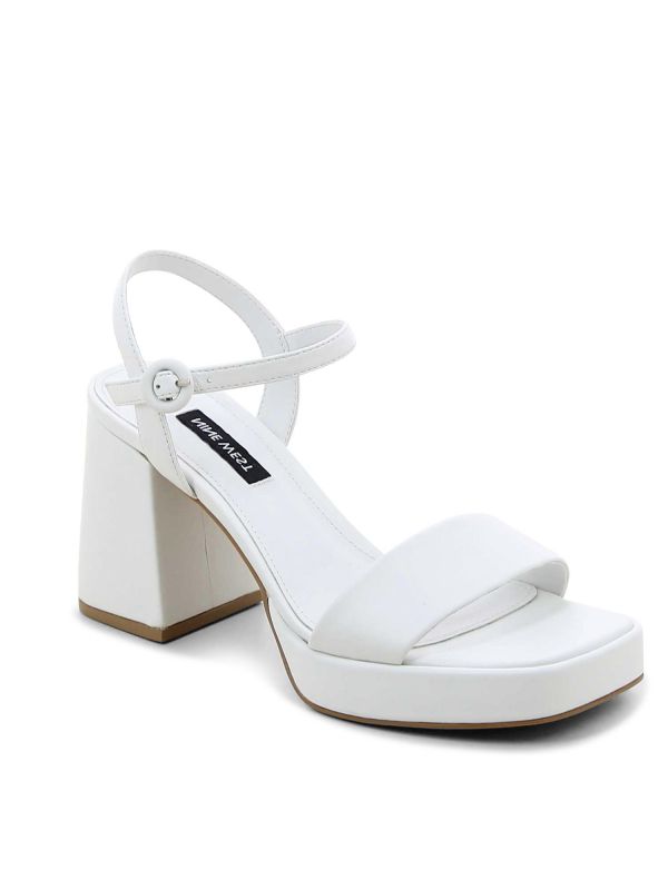 סנדלי נשים עם רצועה ועקב צ’אנקי