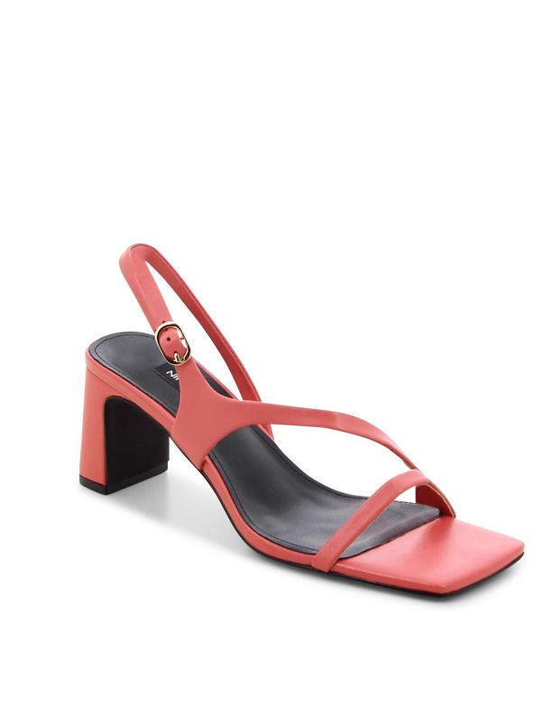 סנדלי נשים עם רצועה אה סימטרית ועקב גבוה