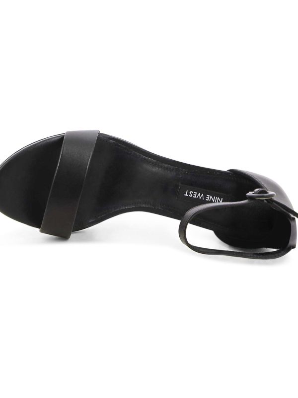 סנדלי נשים קלאסיים עם רצועה ועקב רחב