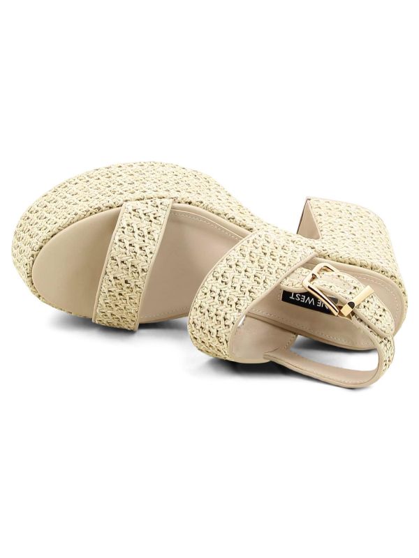 סנדלי פלטפורמה קלועים עם עקב גבוה