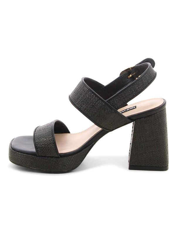 סנדלי נשים עם טקסטורה ועקב צ’אנקי
