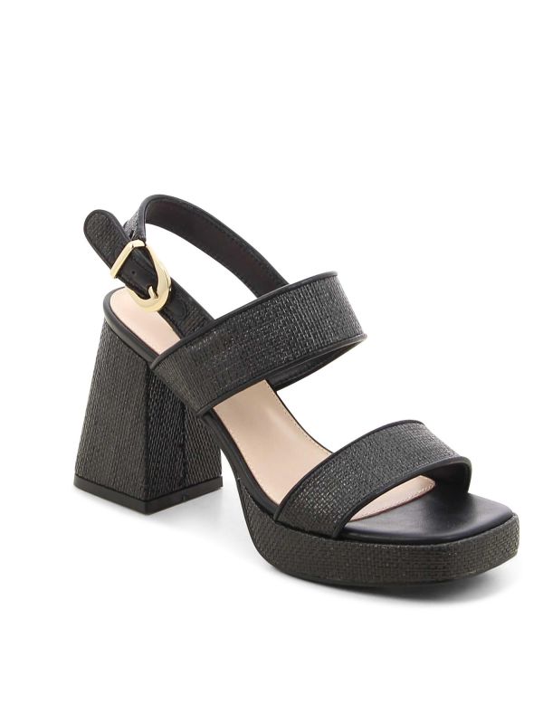 סנדלי נשים עם טקסטורה ועקב צ’אנקי