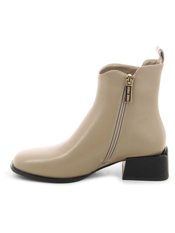 מגפונים קלאסיים עם עקב מרובע לנשים