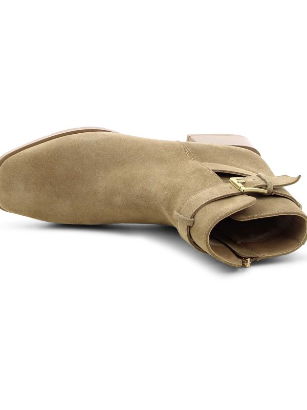 מגפונים לנשים עם אבזם מוזהב