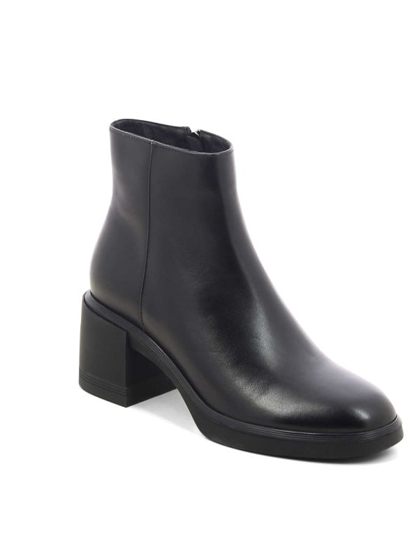 מגפוני נשים עם עקב מרובע