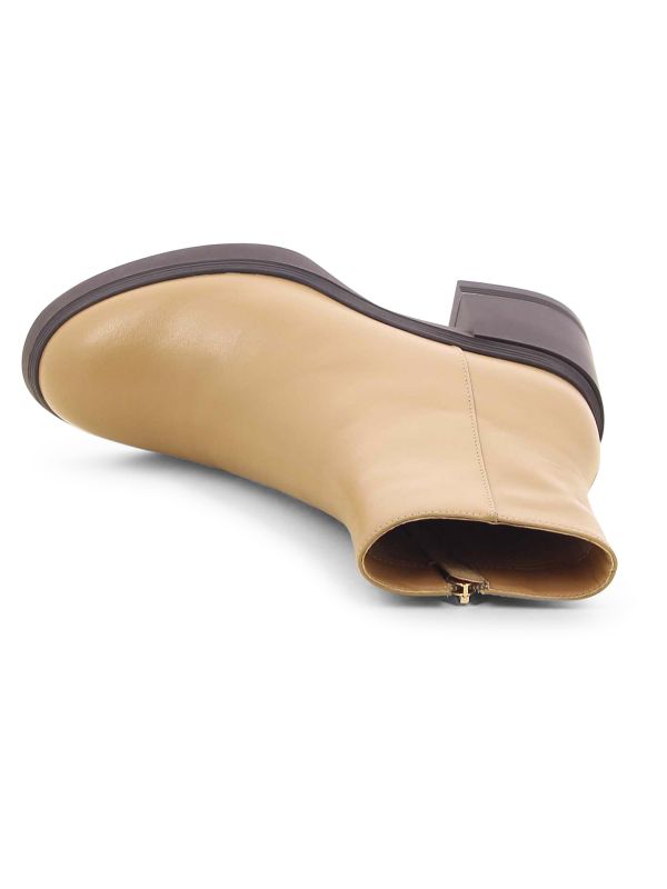 מגפוני נשים עם עקב מרובע