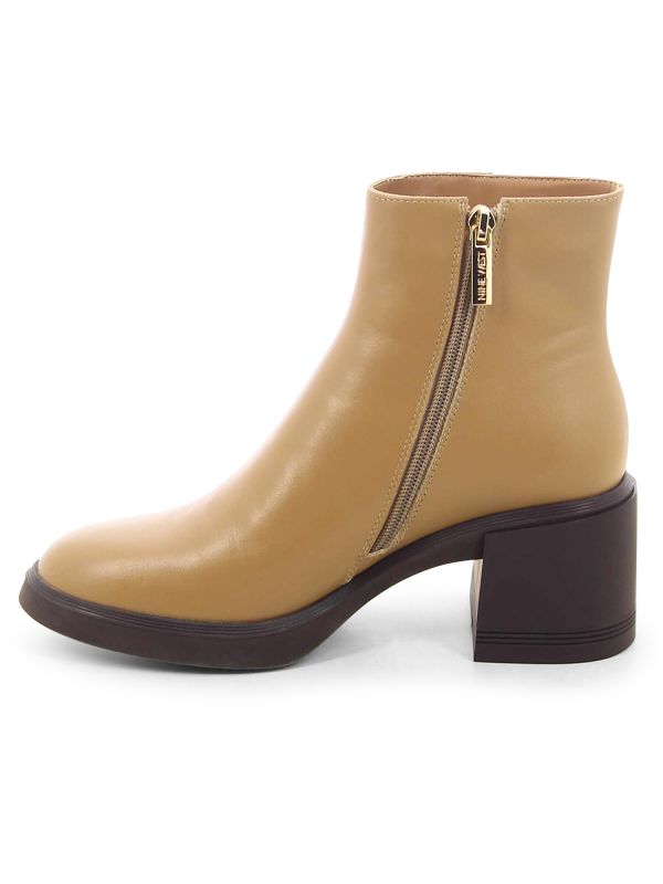 מגפוני נשים עם עקב מרובע