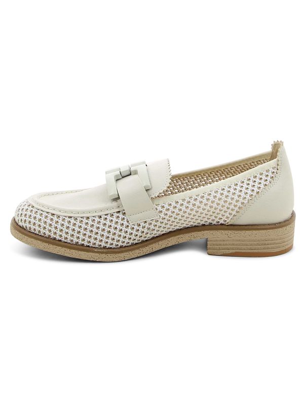 נעלי מוקסין קלועות עם אבזם לנשים