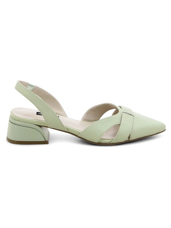 נעלי סירה עם פתחים לנשים