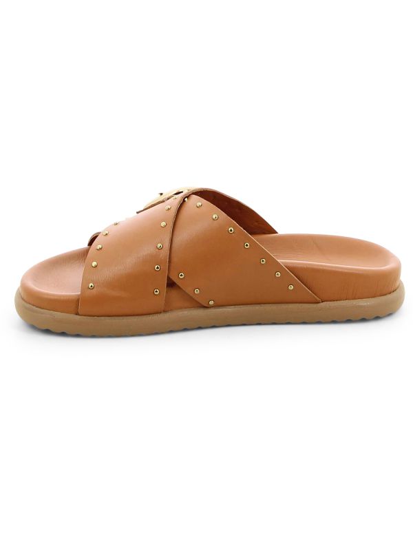 כפכפי רצועות מוצלבות עם ניטים לנשים