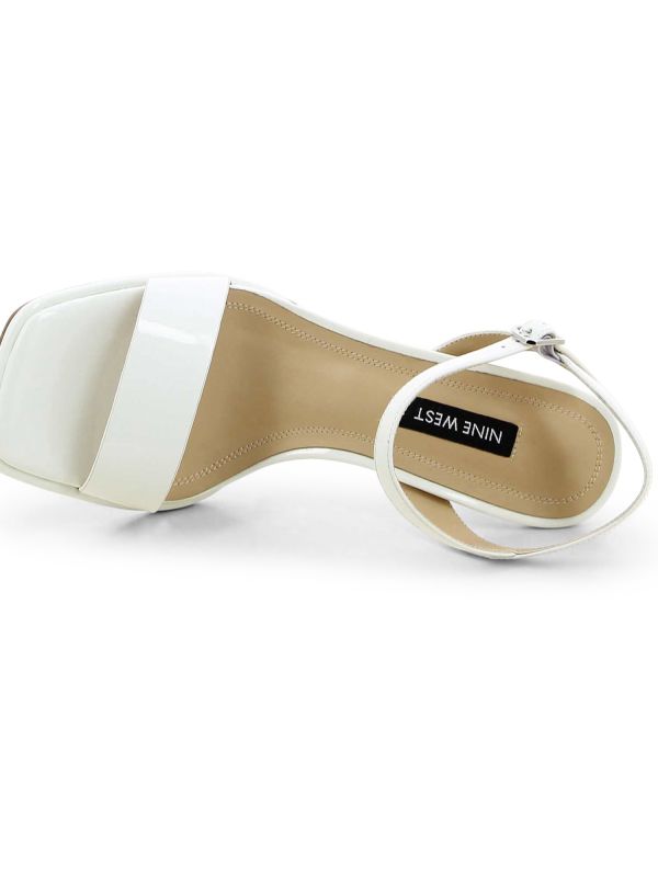 סנדלי עקב עם חרטום מרובע