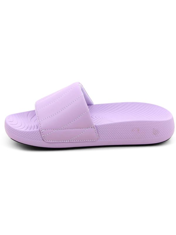 כפכפי סלייד לנשים בעיצוב טרנדי מבית NINE WEST