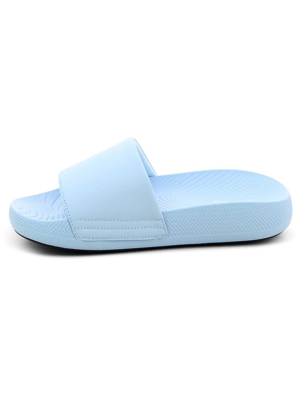 כפכפי סלייד לנשים בגזרה מלוטשת מבית NINE WEST