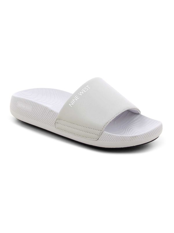 כפכפי סלייד לנשים בגזרה מלוטשת מבית NINE WEST
