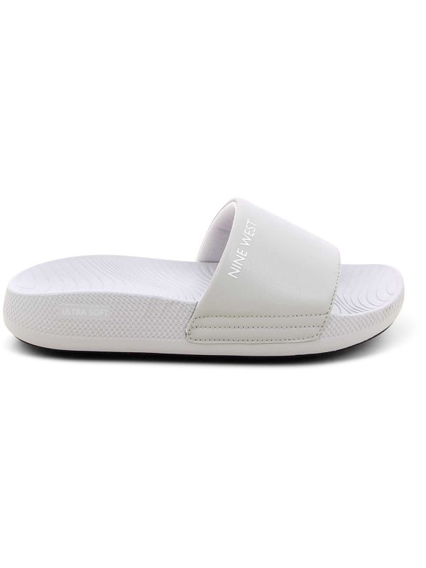 כפכפי סלייד לנשים בגזרה מלוטשת מבית NINE WEST