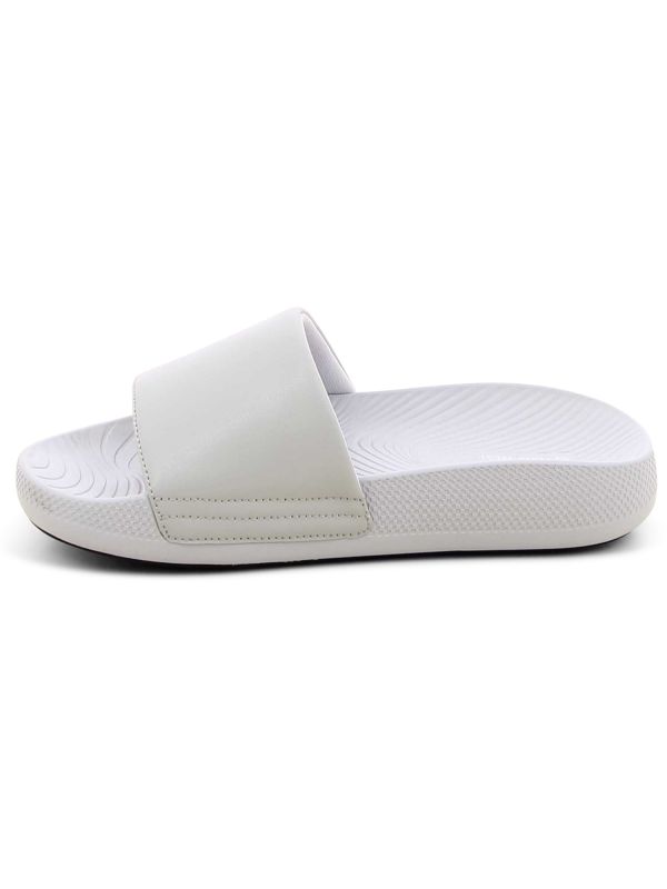 כפכפי סלייד לנשים בגזרה מלוטשת מבית NINE WEST