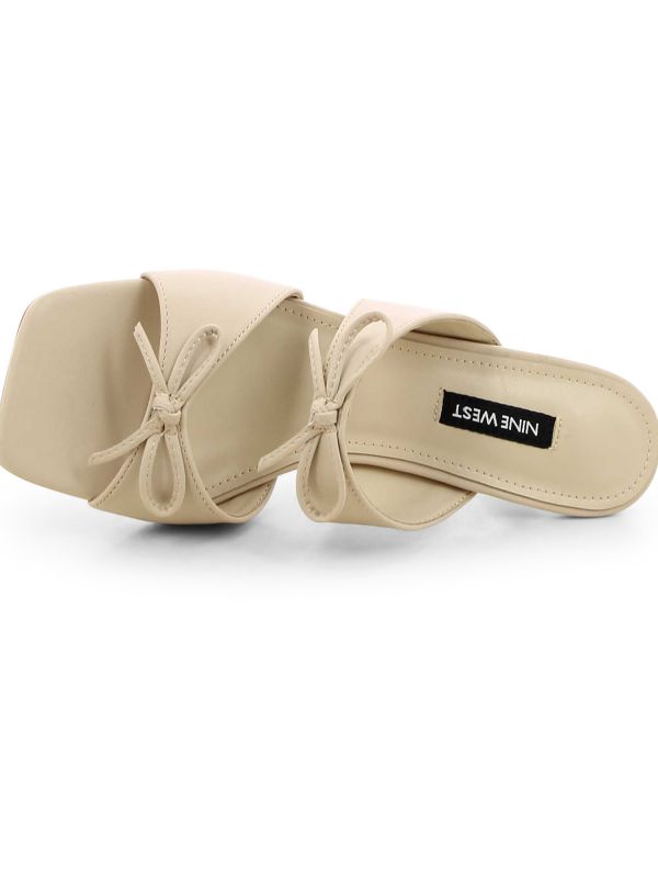 NELE כפכפי עקב עם פפיונים