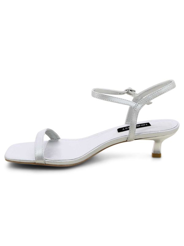 LARIA סנדלי עקב עם רצועות דקות