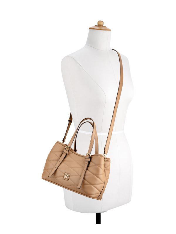 ANDERS תיק נשיאה במראה קווילט גיאומטרי