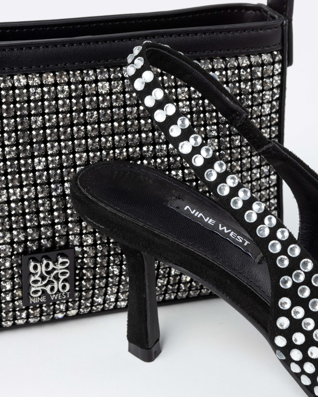 After dark, it’s all about the shine ✨
נעלי עקב מנצנצות ותיק ערב קטן שעושה statement.