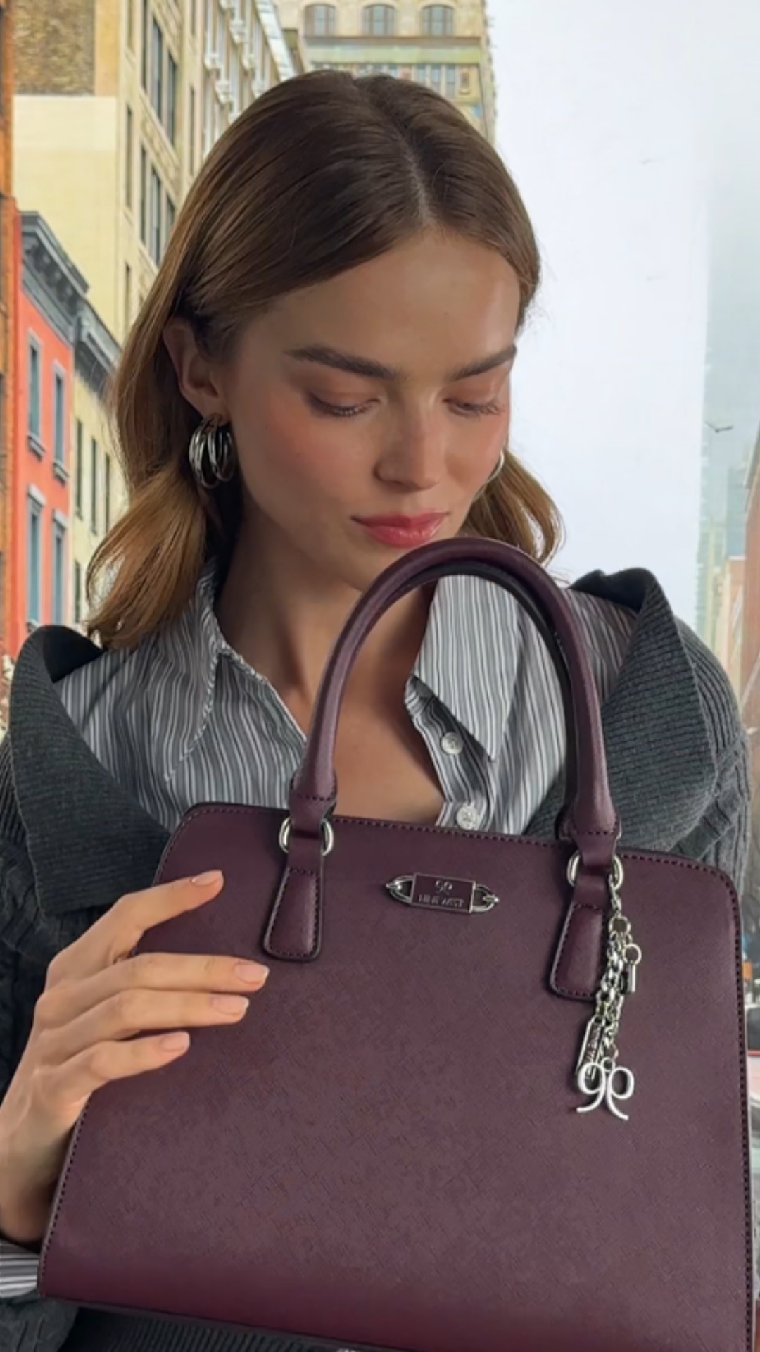 Accessorize the season —
תיק משדרג כל לוק, שילוב שמוכיח שסטייל זה עניין של פרטים.